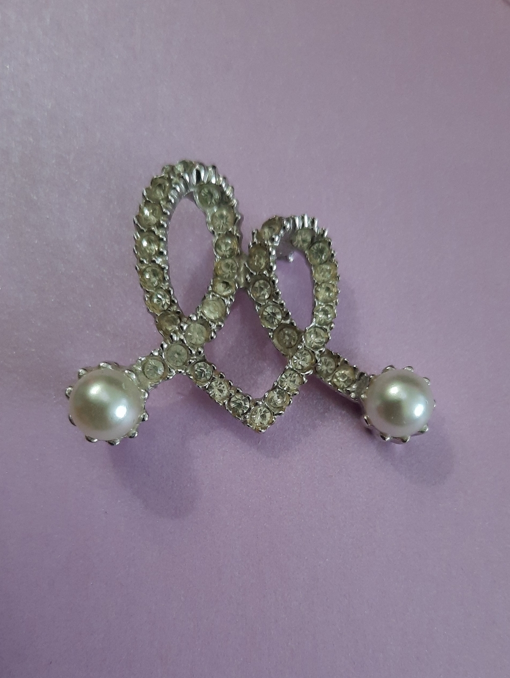 Rhinestone Pearl Heart Loop Brooch - Silver Tone